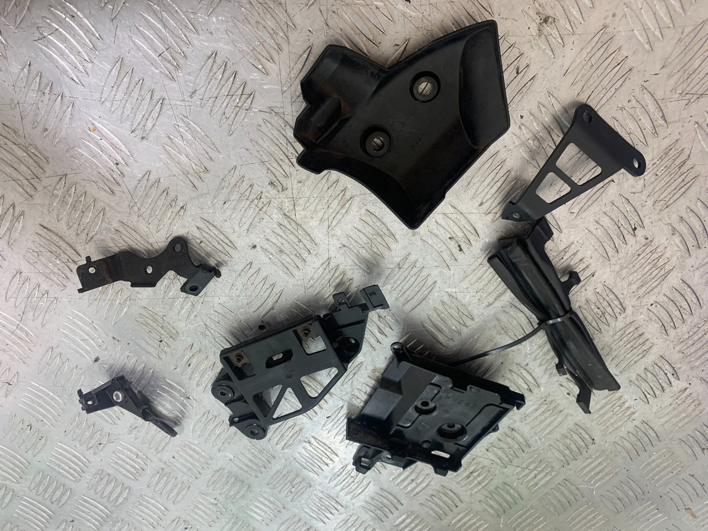 YAMAHA YZF R1 14 B BIG BANG INFILLS AND BRACKETS 2009-14 (CMB1175)