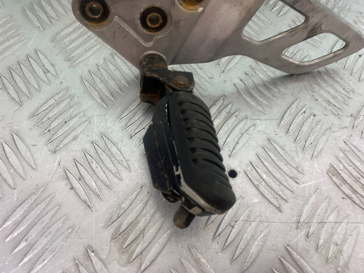 SUZUKI GSF650 GSF 650 FRONT LEFT HANGER YEAR 2007-2009 (CMB1161)