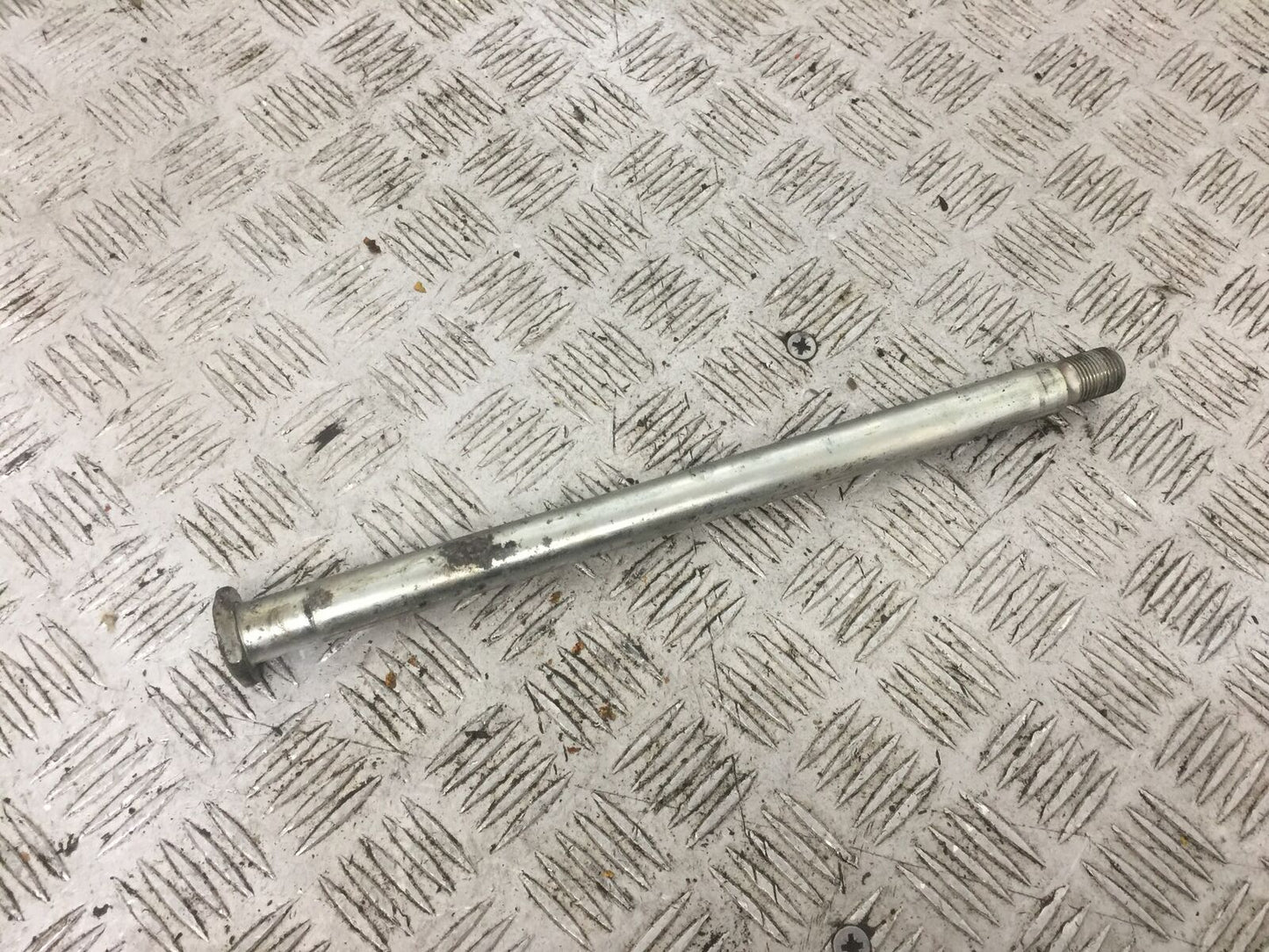 YAMAHA YZF R1 4XV SWINGARM SPINDLE YEAR 1998-99 (STOCK 771)