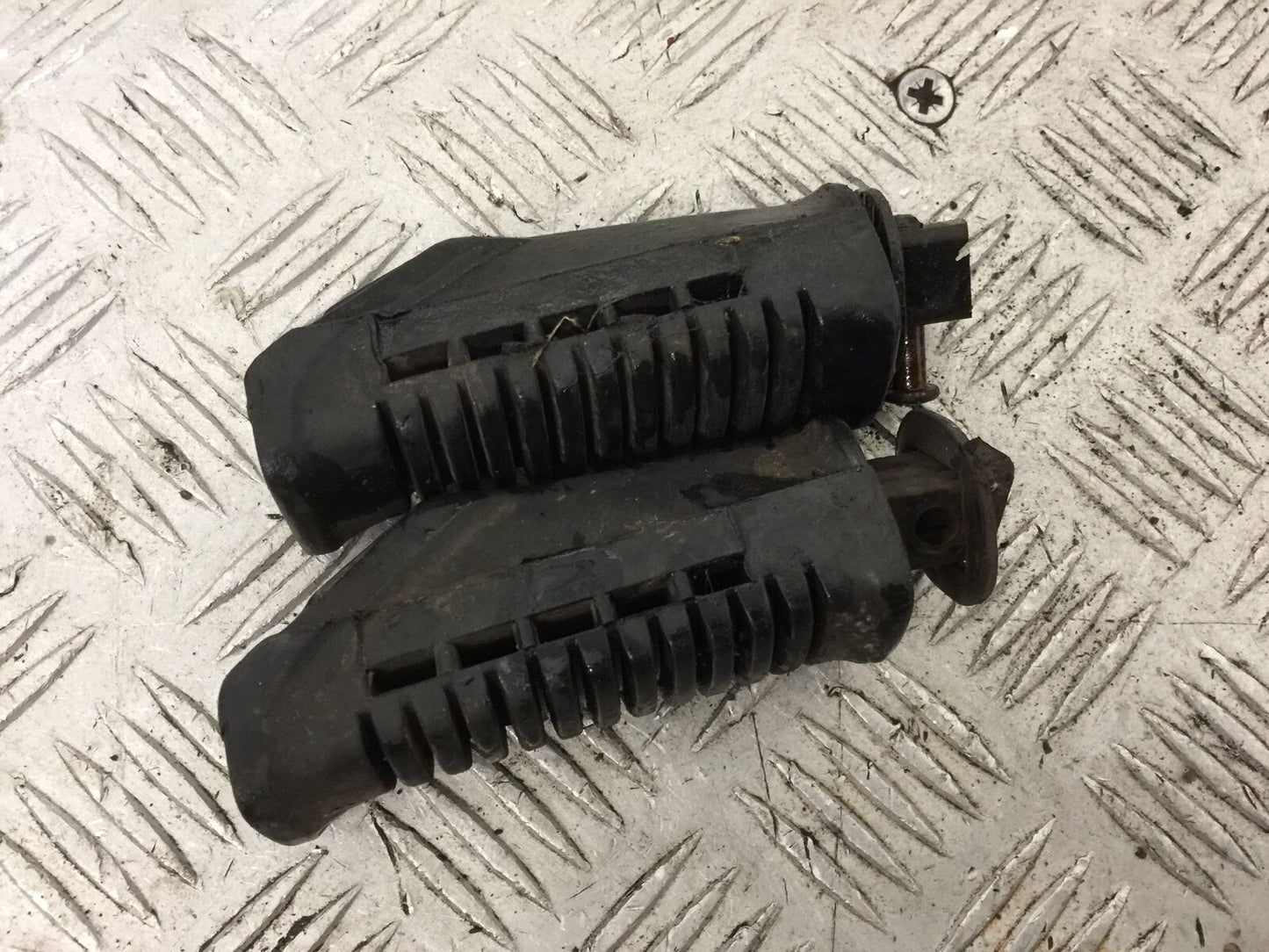 SUZUKI GS500 GS 500 REAR FOOTPEGS YEAR 2004-09 (STOCK 882)