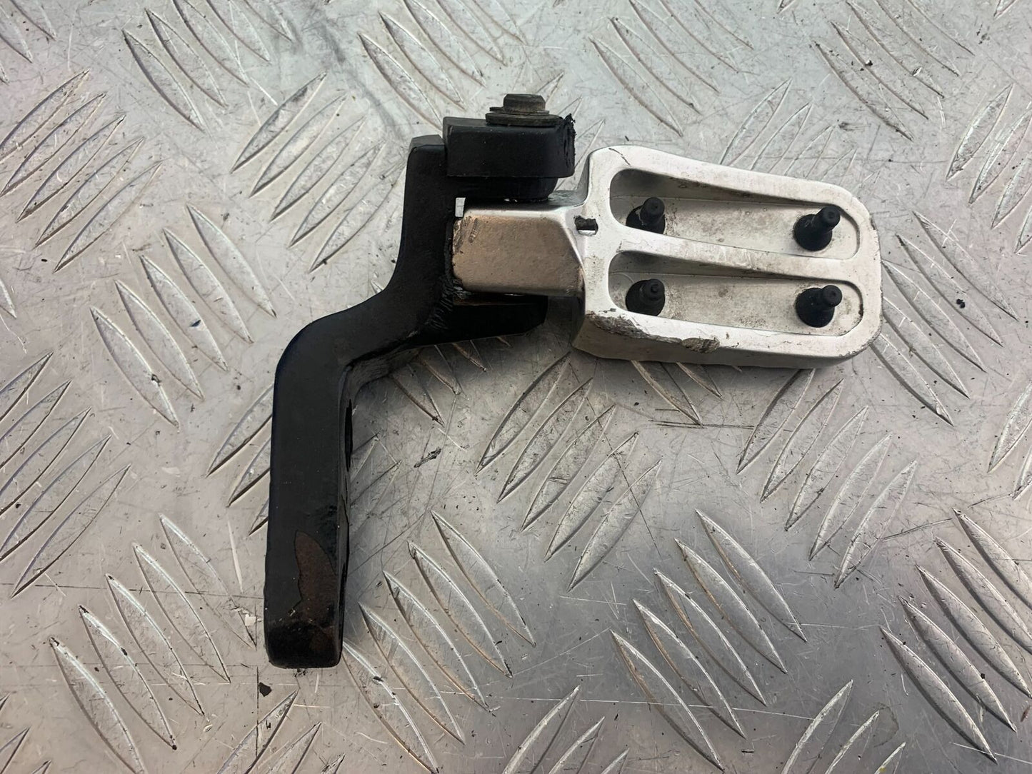 SINNIS TERRAIN 125 FRONT RIGHT FOOTPEG AND BRACKET YEAR 2018 (CMB1123)