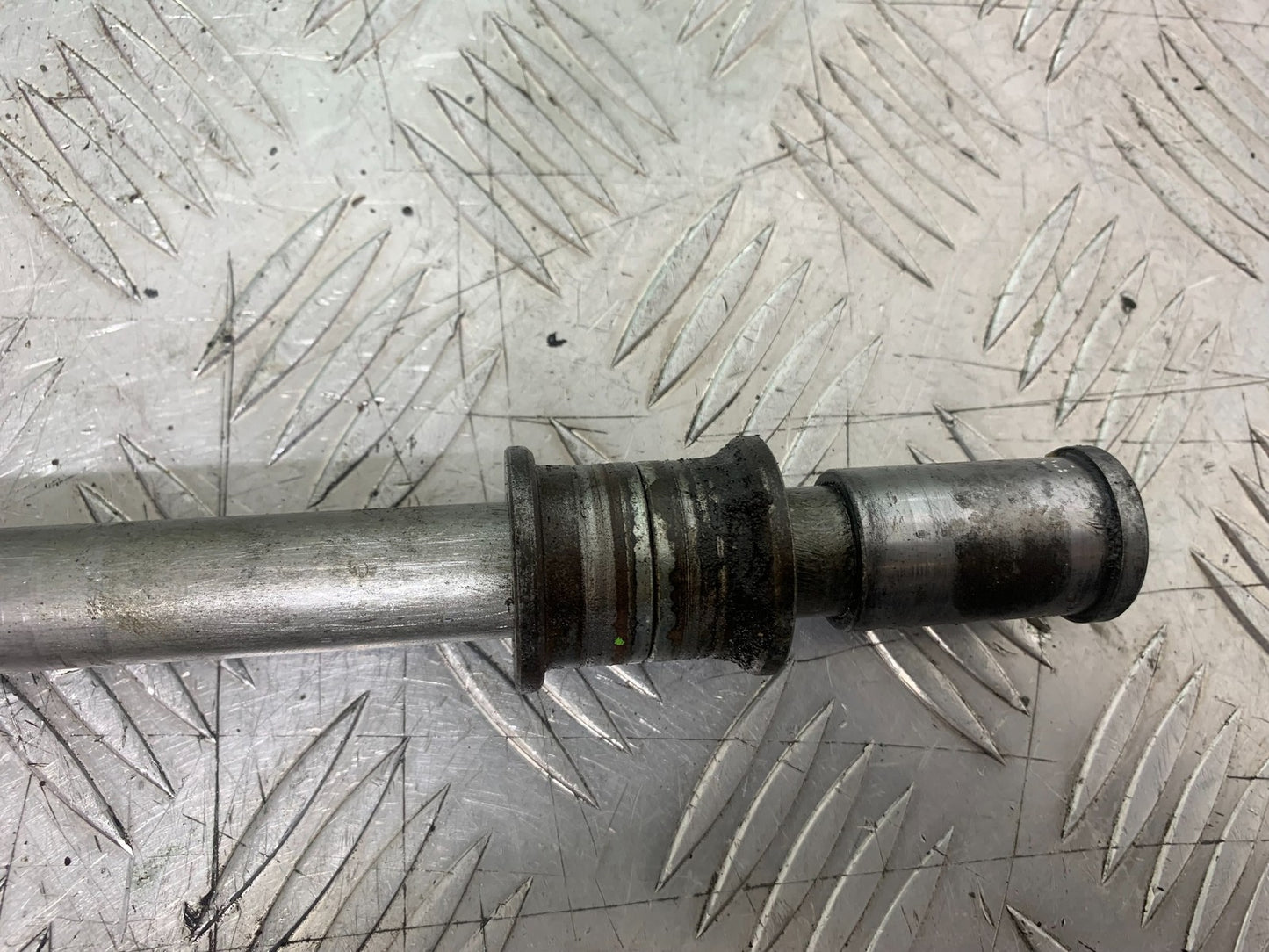 KAWASAKI ZX9R ZX9 C FRONT WHEEL SPINDLE YEAR 1998-99 (CMB1213)