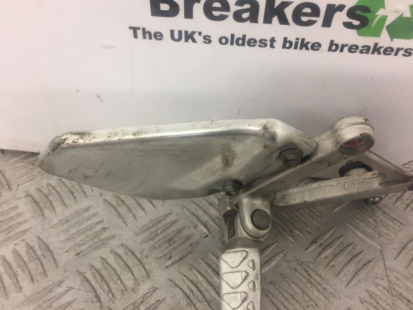 APRILIA RSV1000 RSV 1000 MILLE FRONT RIGHT HANGER AND PEG YEAR 2003