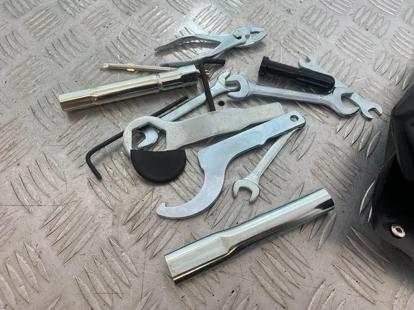 YAMAHA YZF R1 TOOL KIT YEAR 2004-2006 (CMB1155)