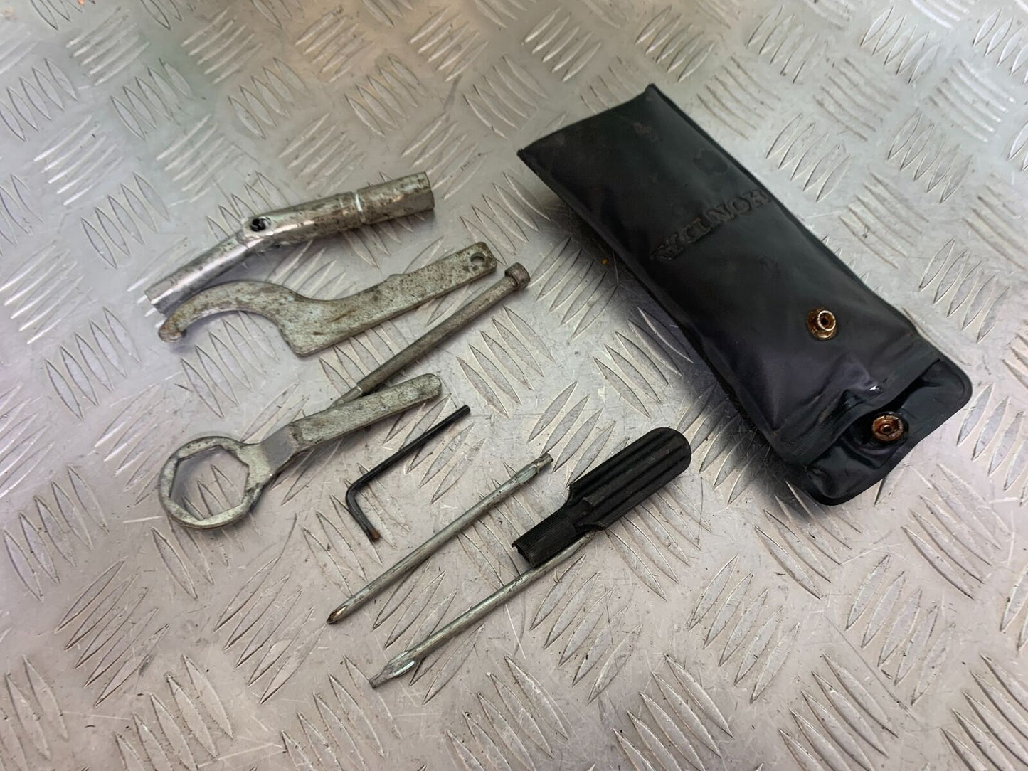 HONDA CBR 929 RRY FIREBLADE TOOL KIT YEAR 2000-01 (CMB1094)