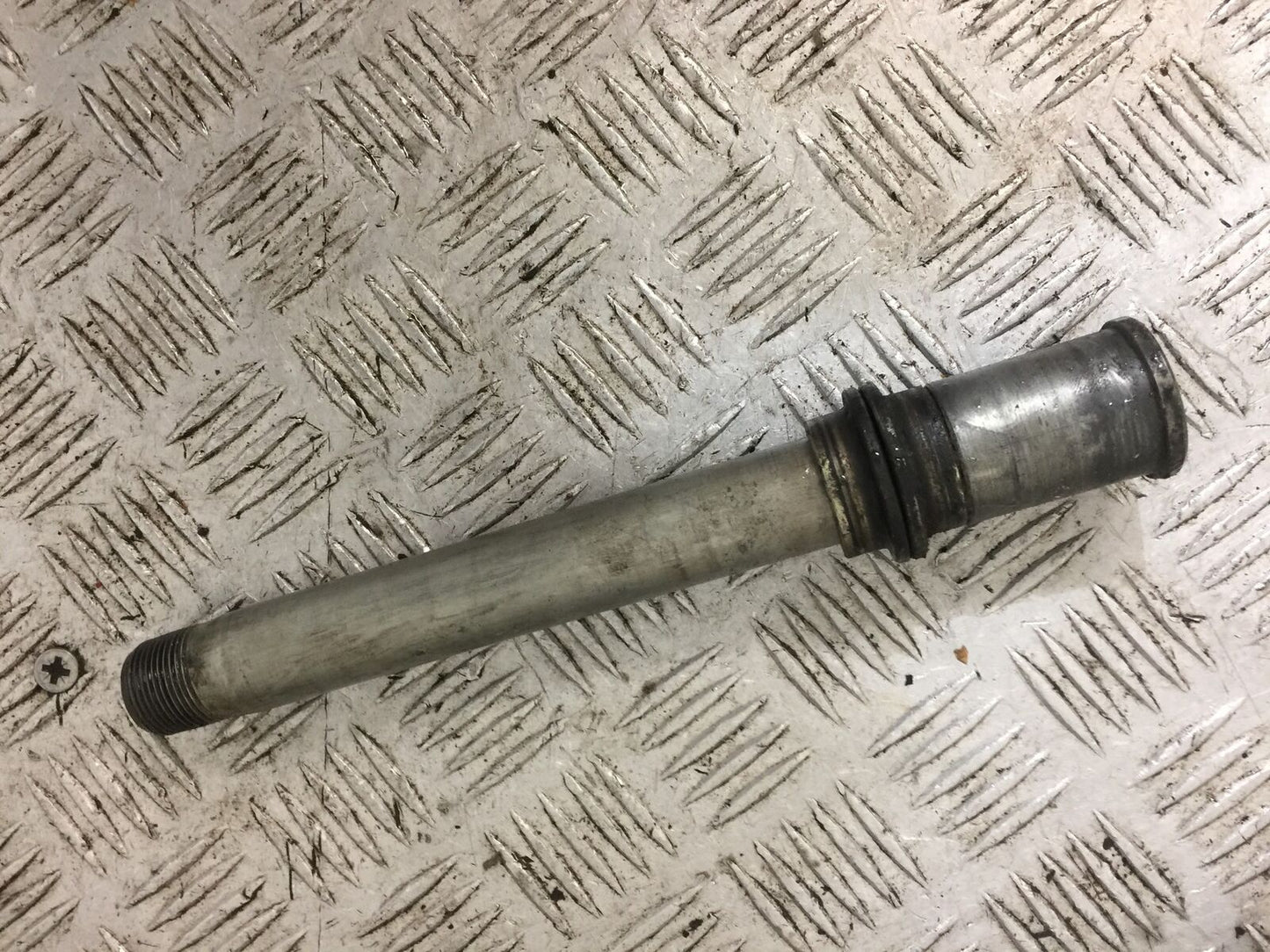 KAWASAKI ZX6R ZX636 B1H FRONT WHEEL SPINDLE YEAR 2003 2004 (STOCK 788)