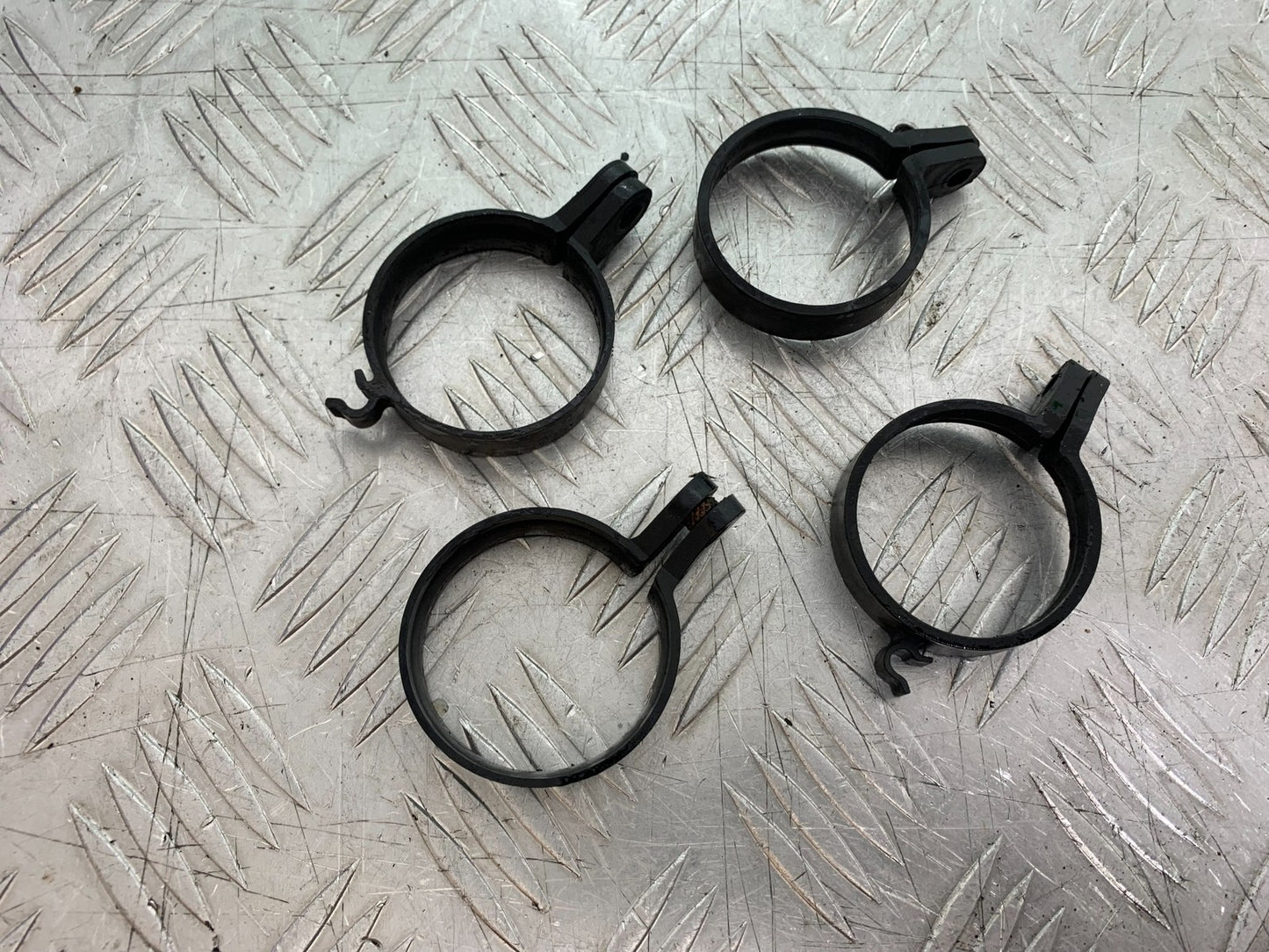 TRIUMPH 955i DAYTONA MUDGUARD CLAMPS YEAR 2002-2006 (CMB1229)