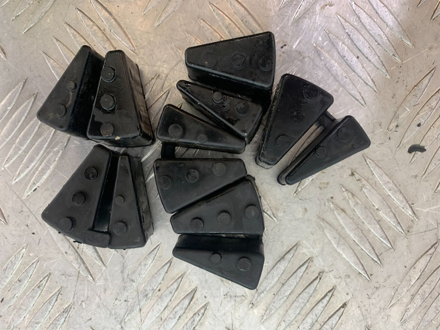 BENELLI TORNADO TNT 125 CUSH DRIVE RUBBERS YEAR 2024 (CMB1090)