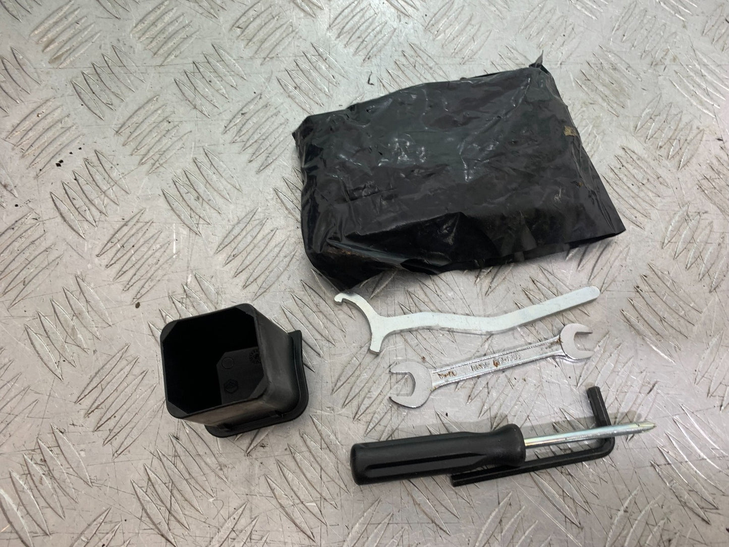 PIAGGIO VESPA GT125 L TOOL KIT YEAR 2003 (CMB1300)