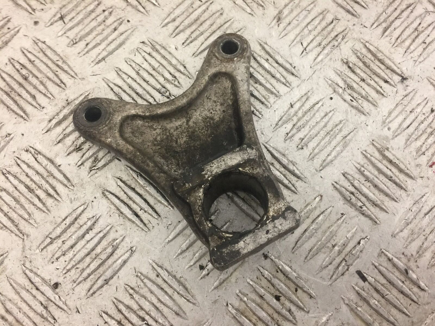 SUZUKI GSXR1000 K1 K2 REAR CALIPER BRACKET YEAR 2001 (STOCK NO 644)