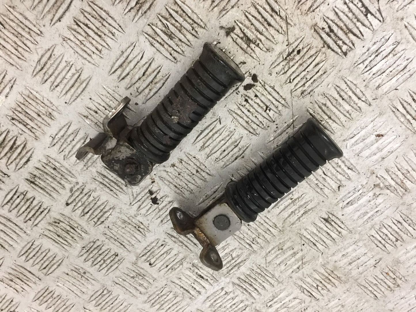 KAWASAKI VN900 VN 900 CUSTOM REAR PEGS YEAR 2015 (STOCK 780)