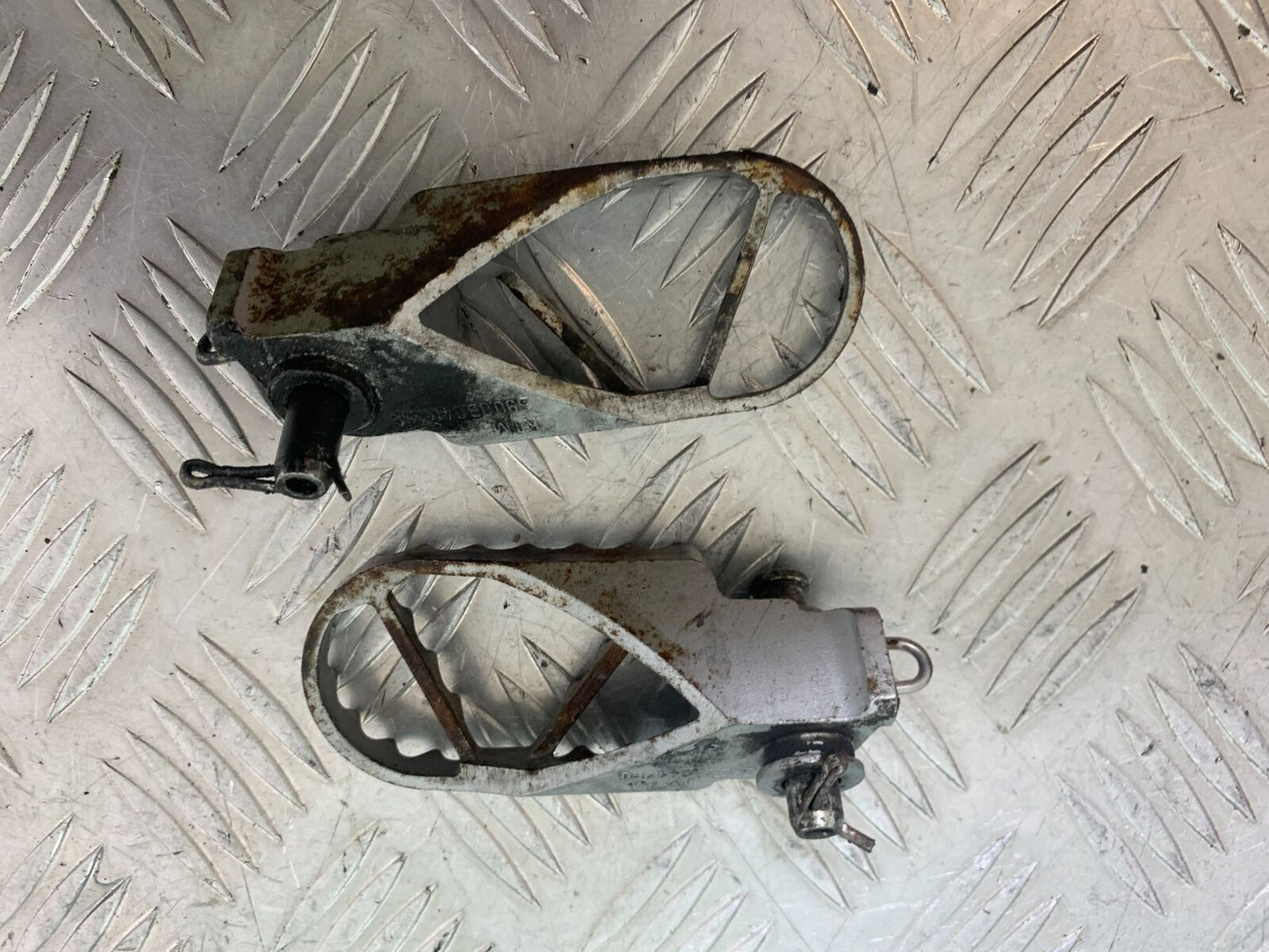 KTM 990 SUPERMOTO T FRONT FOOTPEGS YEAR 2010-2011 (CMB1127)