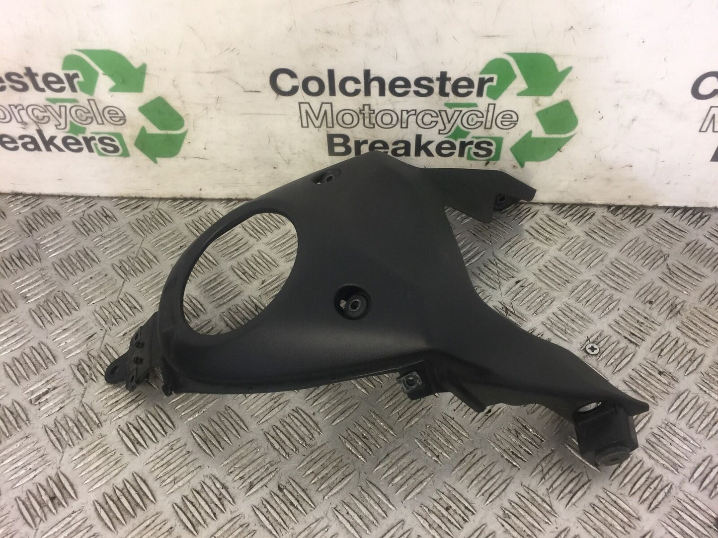 YAMAHA MT07 MT-07 CENTER TANK INFILL COVER YEAR 2014 (STOCK 467)