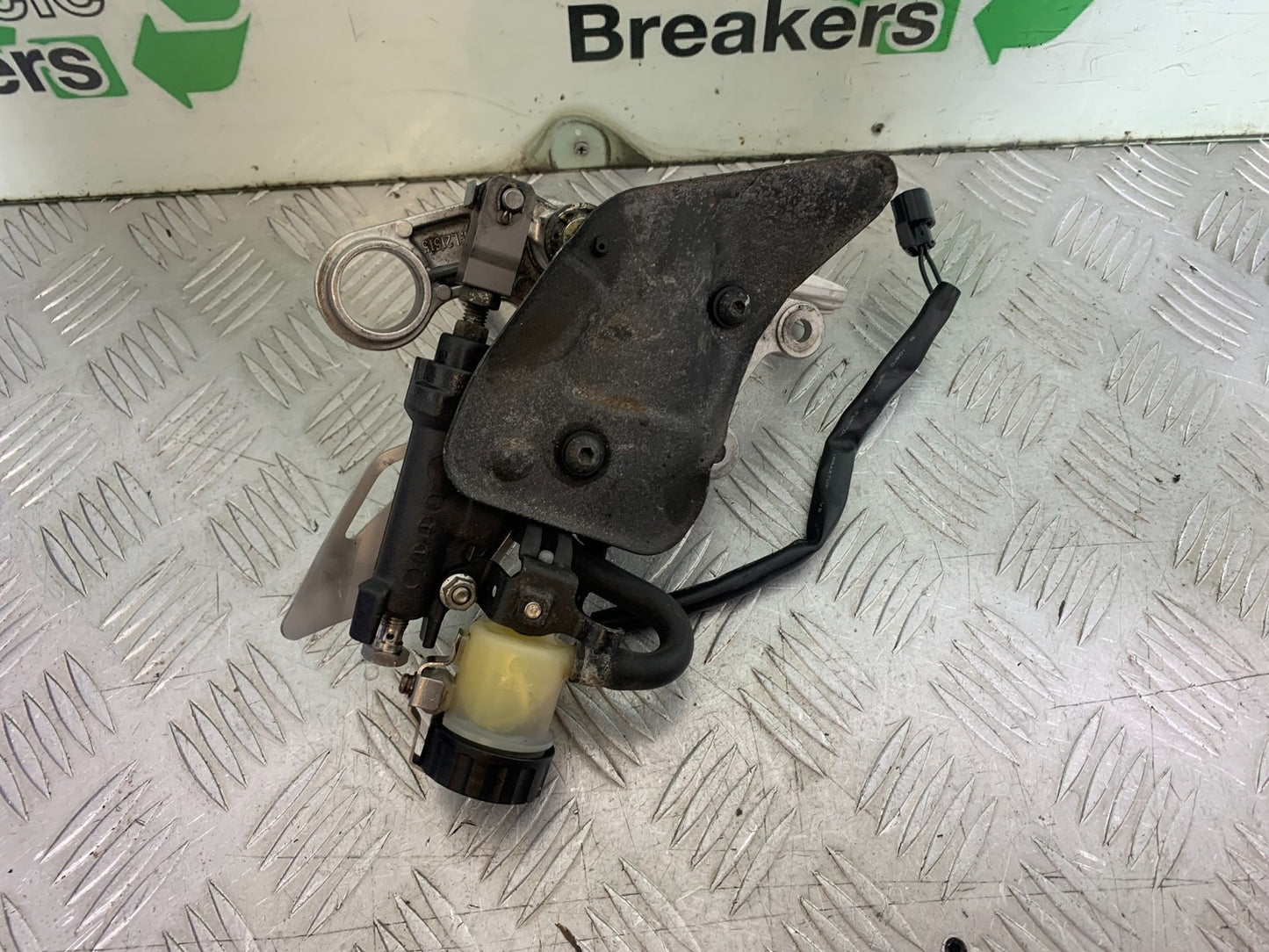 HONDA CBR1000 rr FIREBLADE FRONT RIGHT HANGER & PEDAL 2008-2011 (CMB1253)