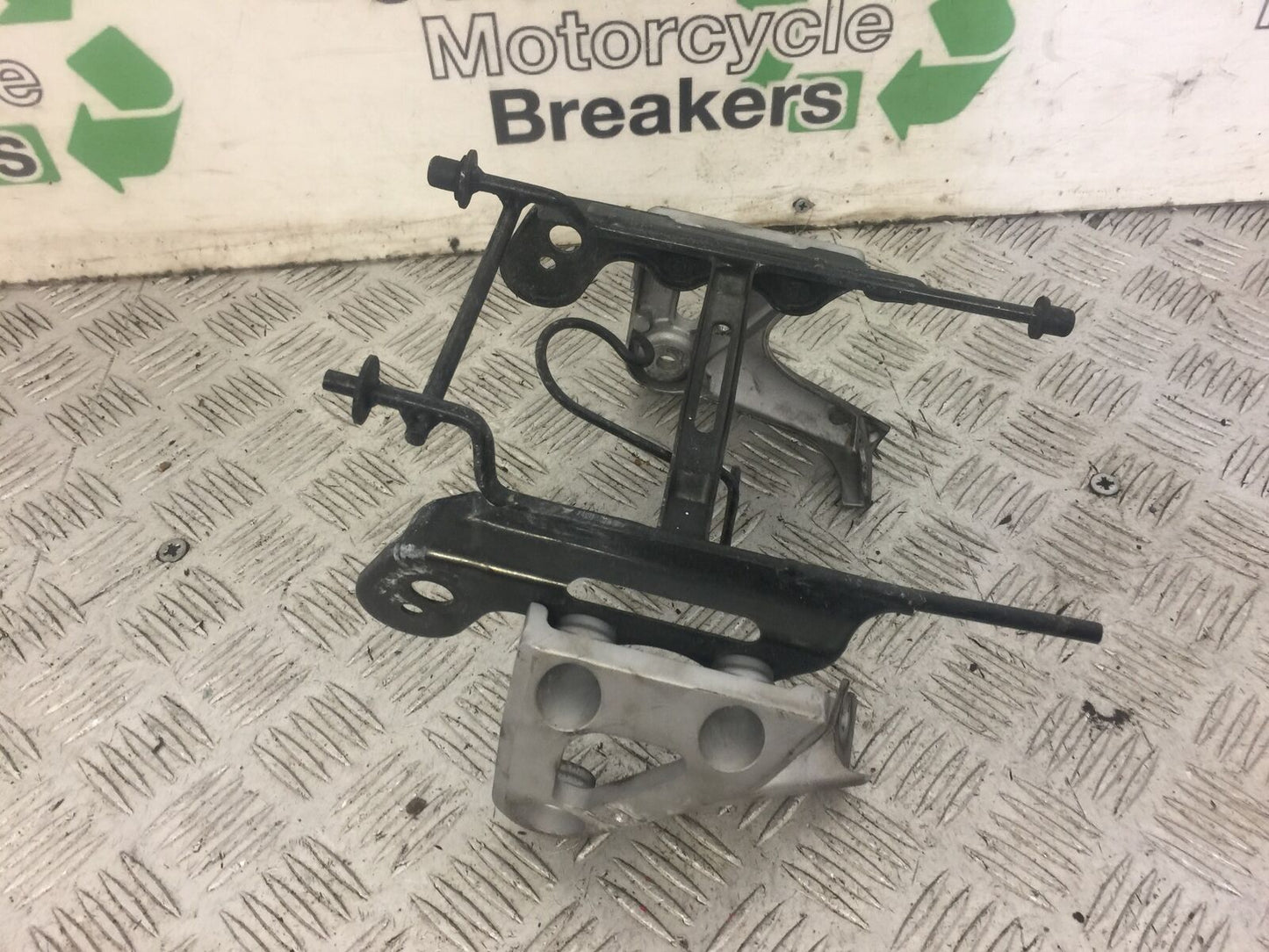 HONDA CB900 CB 900 HORNET HEADLIGTH BRACKET YEAR 2002-06 (STOCK 633)