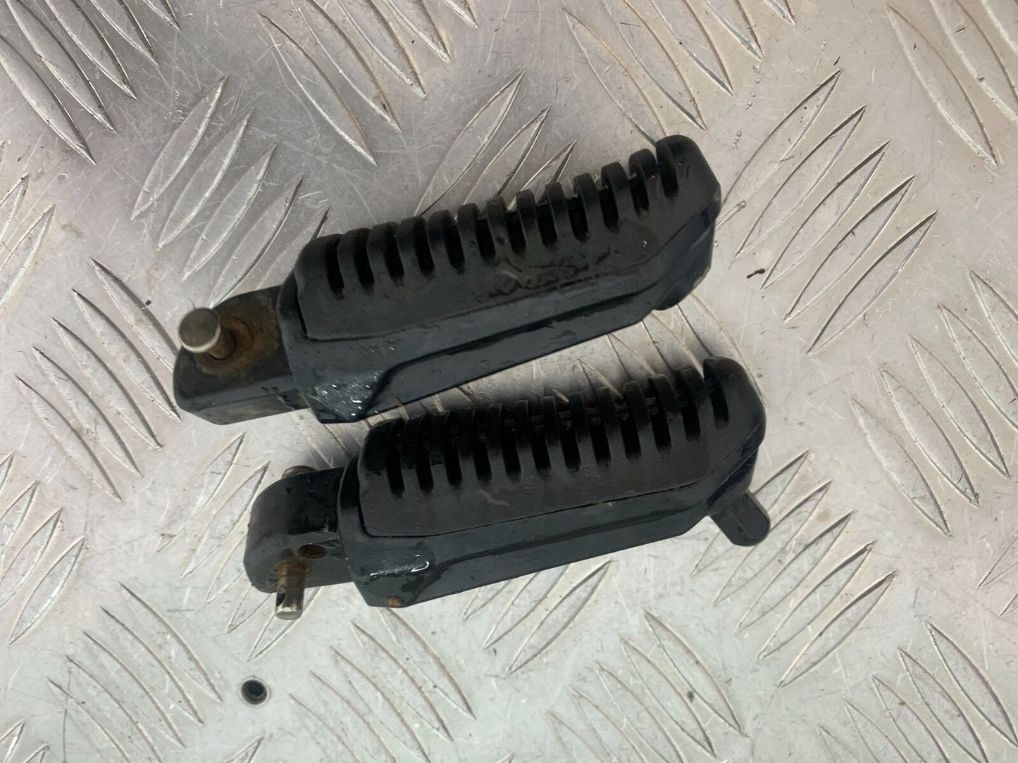 BLUROC LEGEND 125 REAR FOOTPEGS YEAR 2022 (CMB1041)