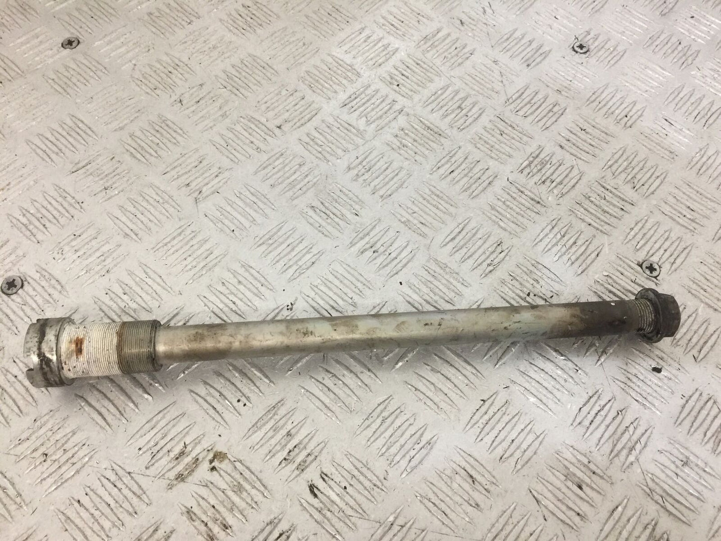 KAWASAKI Z1000 SWINGARM SPINDLE YEAR 2007-2009 (STOCK 822)