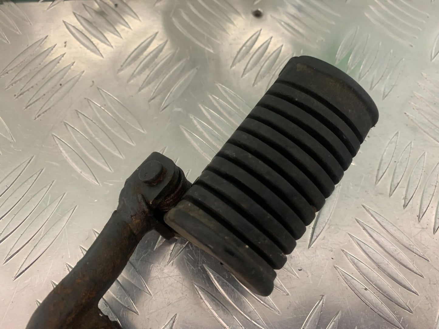 SUZUKI GS750 E GS 750E FRONT RIGHT FOOTPEG YEAR 1979 (STOCK 959)