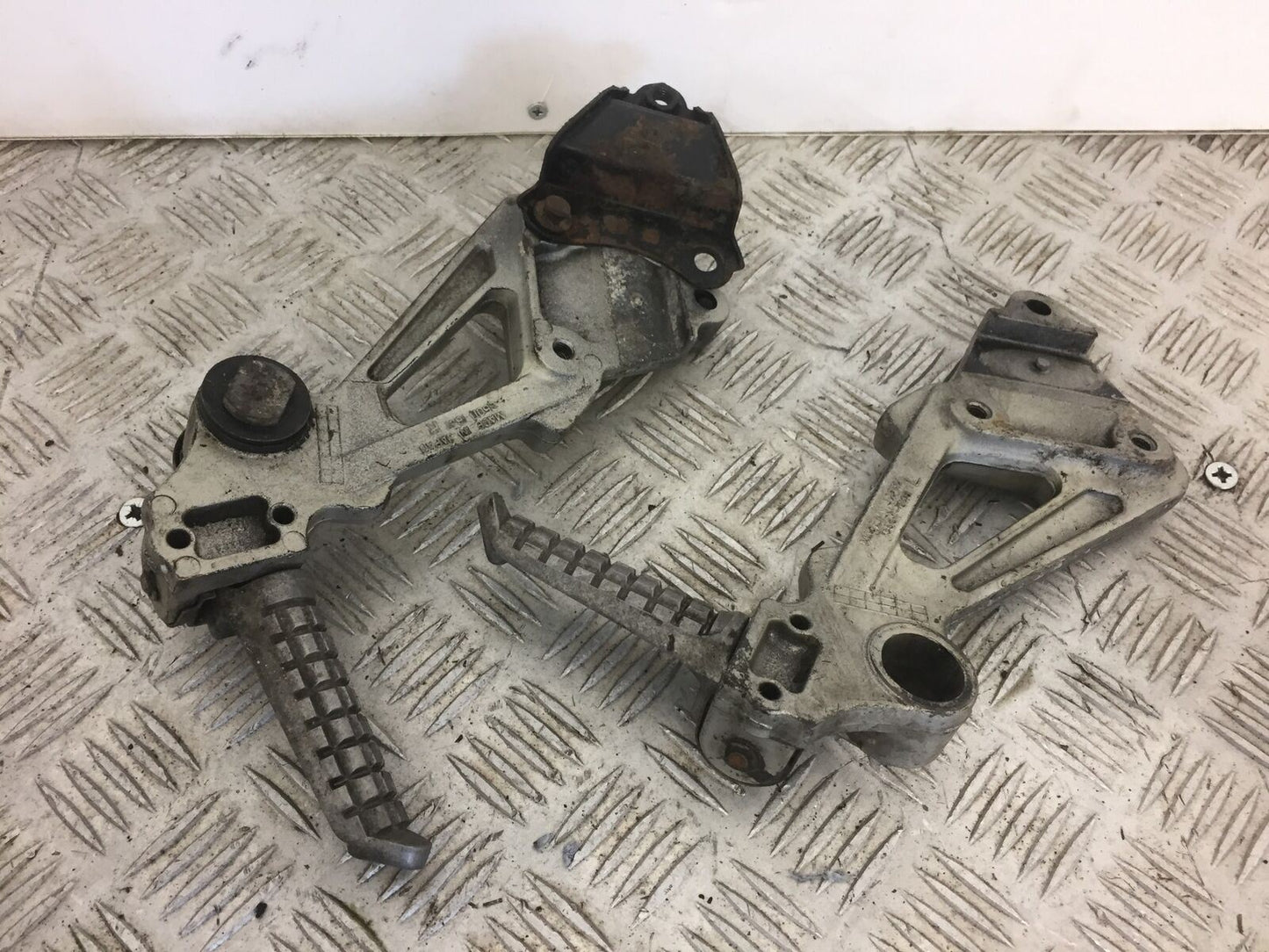 KAWASAKI ZZR1100 ZZR 1100 D REAR HANGERS AND PEGS YEAR 1994 1999