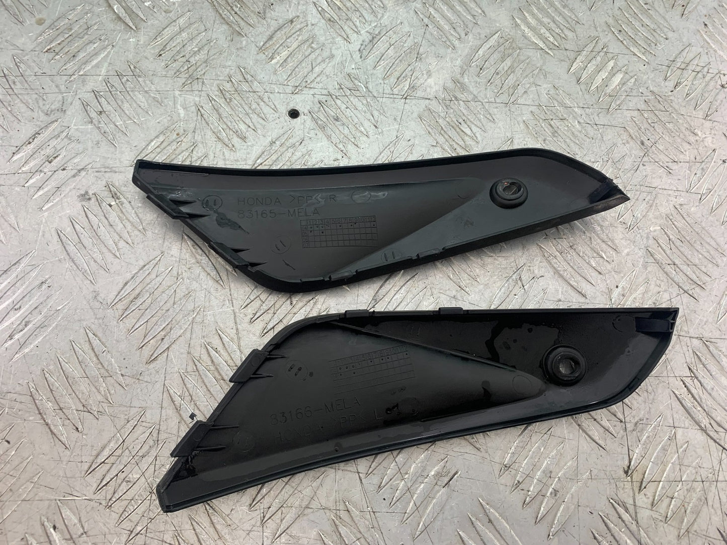 HONDA CBR1000 rr FIREBLADE LEFT AND RIGHT TANK INFILL PANELS YEAR 2006 (CMB1220)