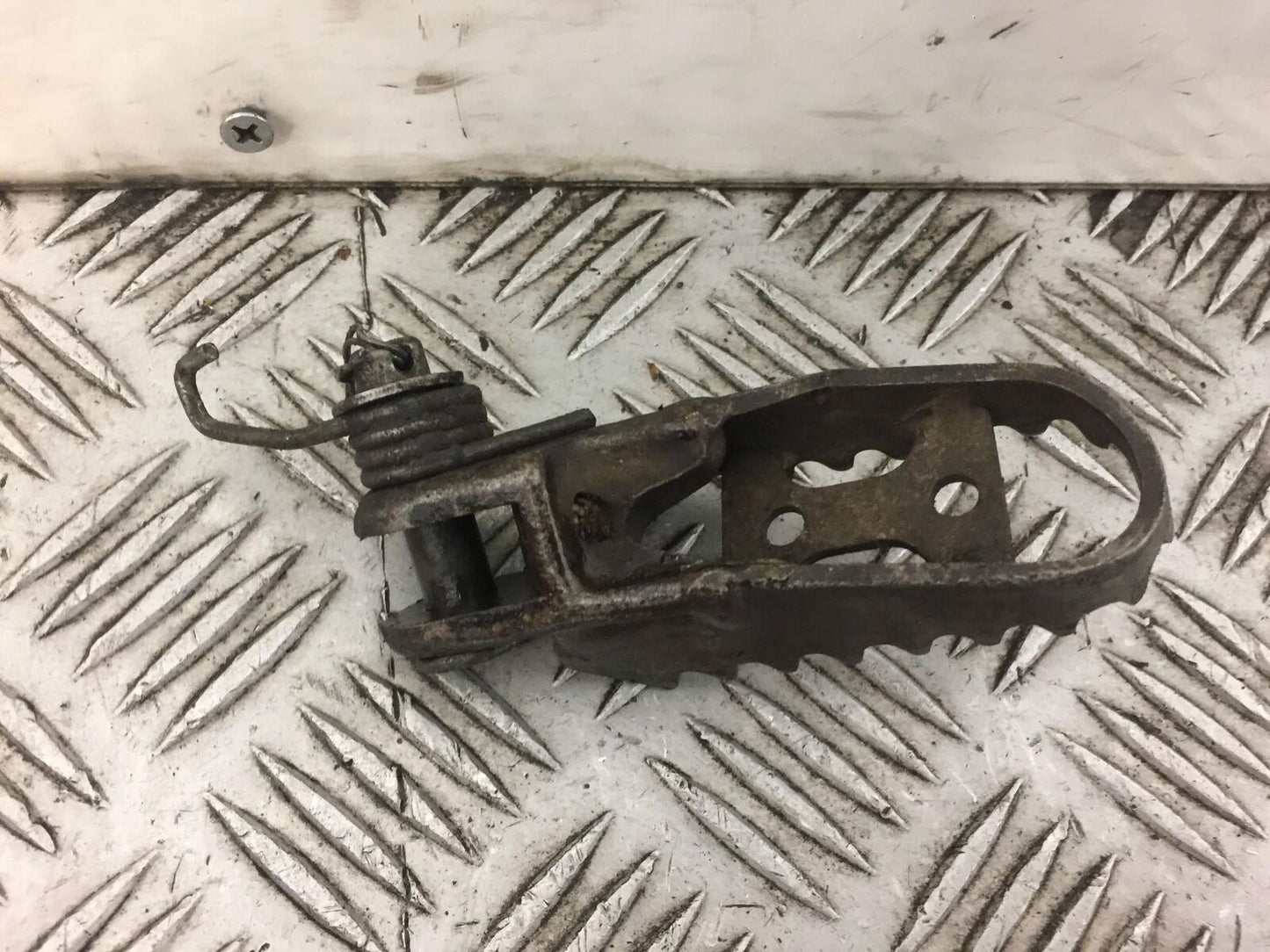 SUZUKI DRZ400 DRZ 400 FRONT RIGHT PEG YEAR 2003 (STOCK 372)