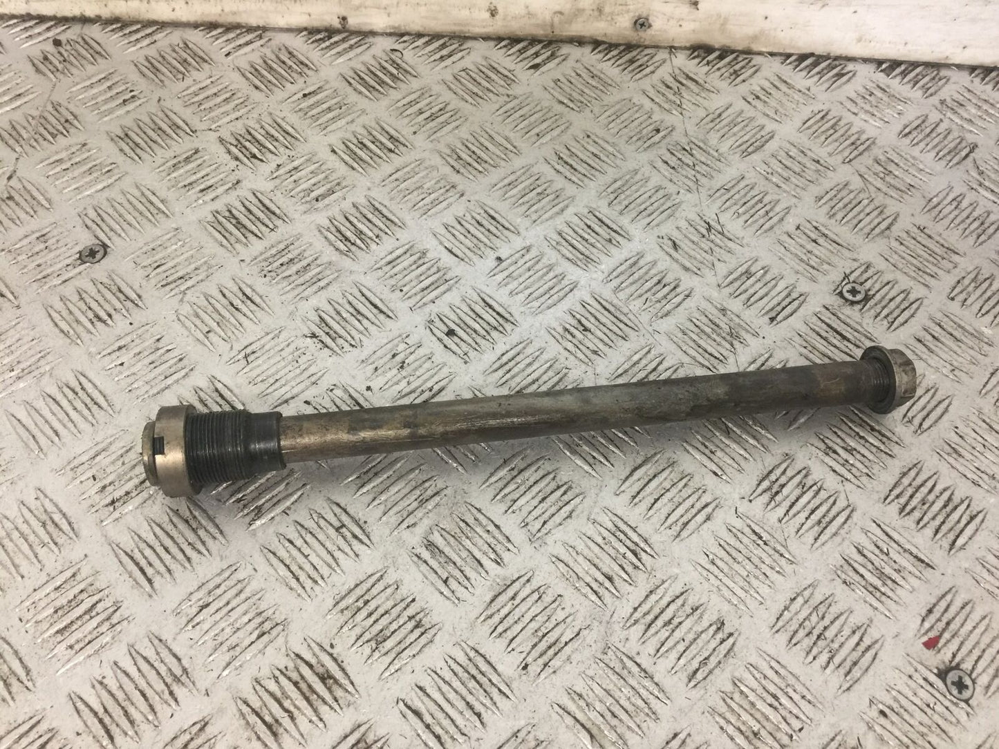 KAWASAKI Z1000 SX SWINGARM SPINDLE YEAR 2011 (STOCK 796)