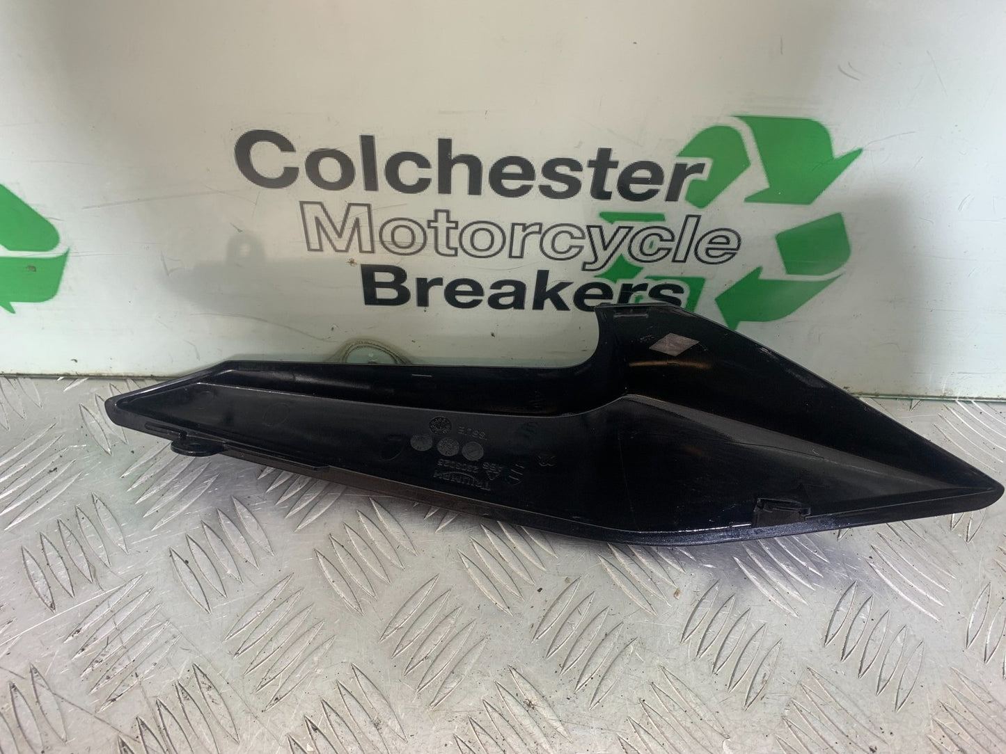 TRIUMPH 675 STREET TRIPLE RIGHT SEAT PANEL 2013-2016 (CMB1186)