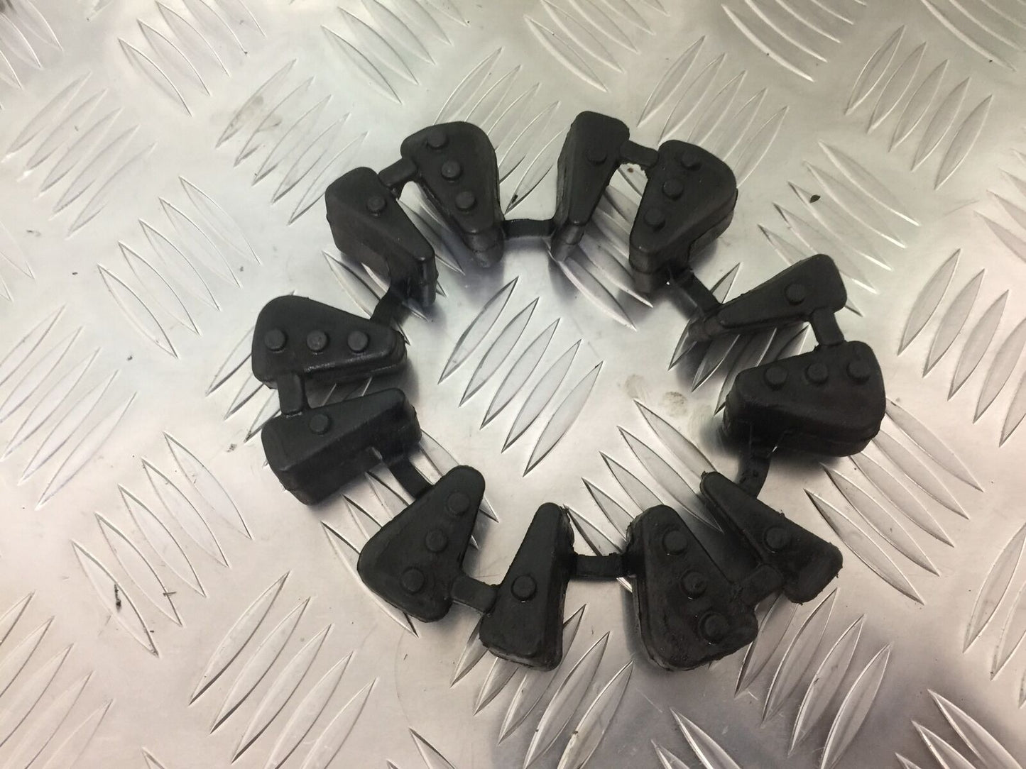 TRIUMPH STREET TRIPLE 675 R CUSH DRIVE RUBBERS YEAR 2009 (STOCK 918)