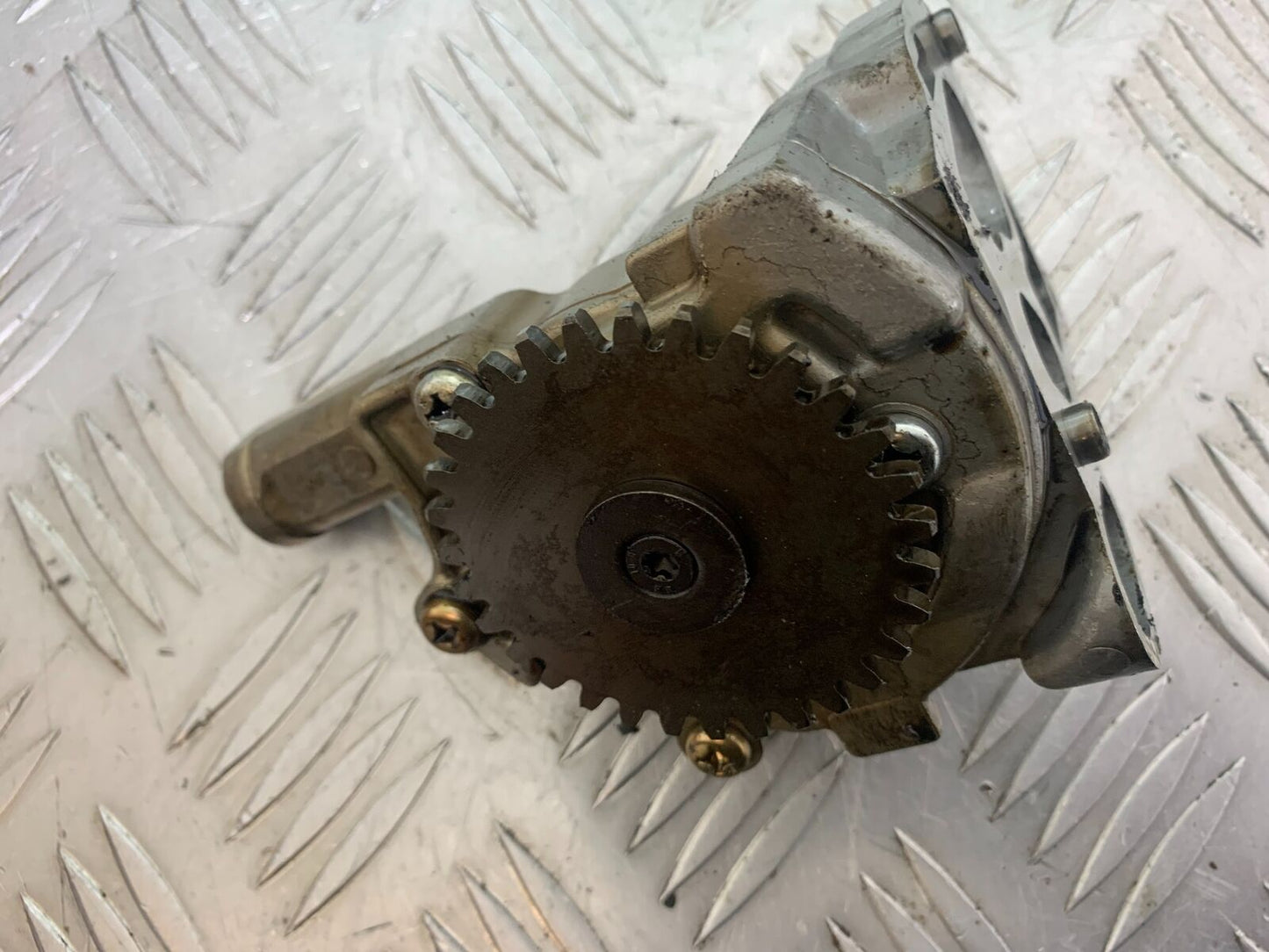 TRIUMPH 955i SPRINT ST OIL PUMP YEAR 1999-2004 (STOCK 735)