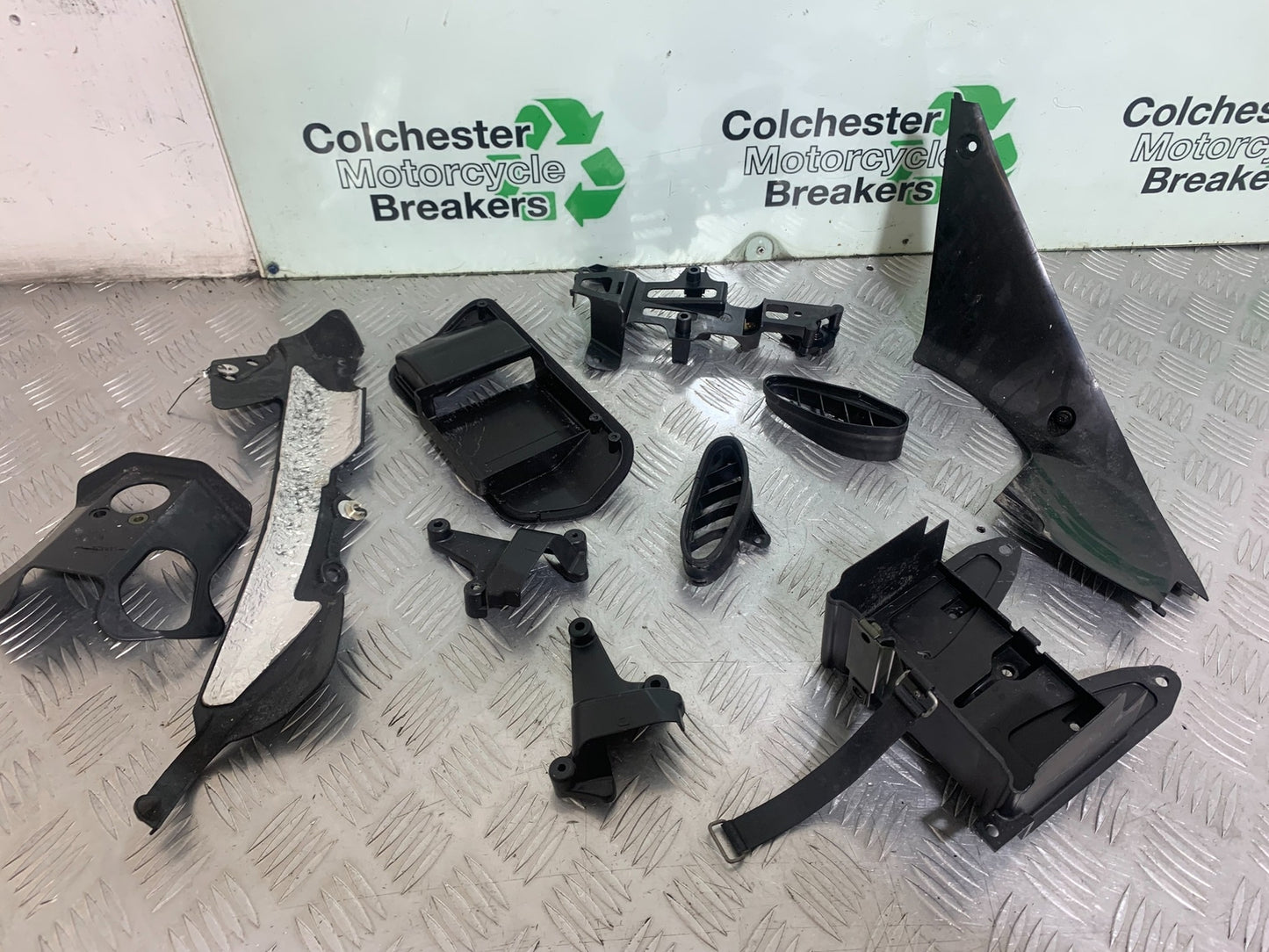 YAMAHA YZF R1 INFILL PANELS YEAR 2004-2006 (CMB1155)