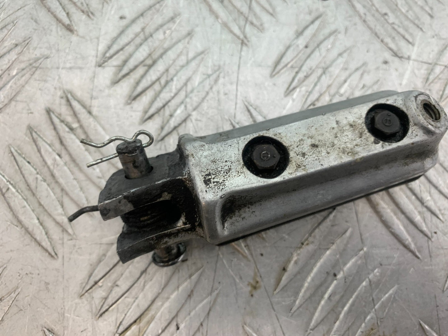 HONDA NTV 600 REVERE FRONT RIGHT FOOT PEG YEAR 1988-1996 (CMB1281)