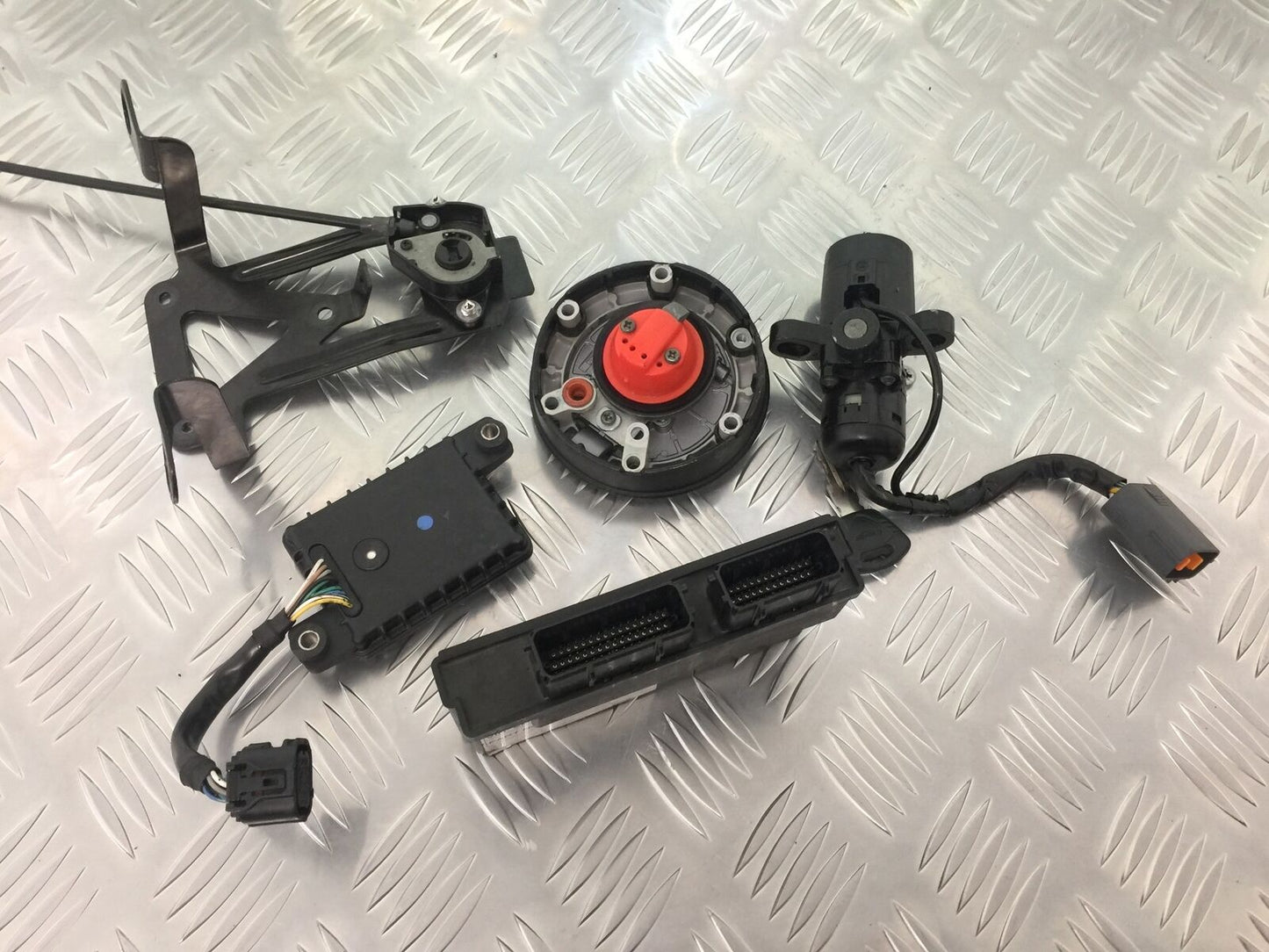 TRIUMPH TIGER 800 XRT LOCKS AND KEY YEAR 2015-2017 (STOCK 920)