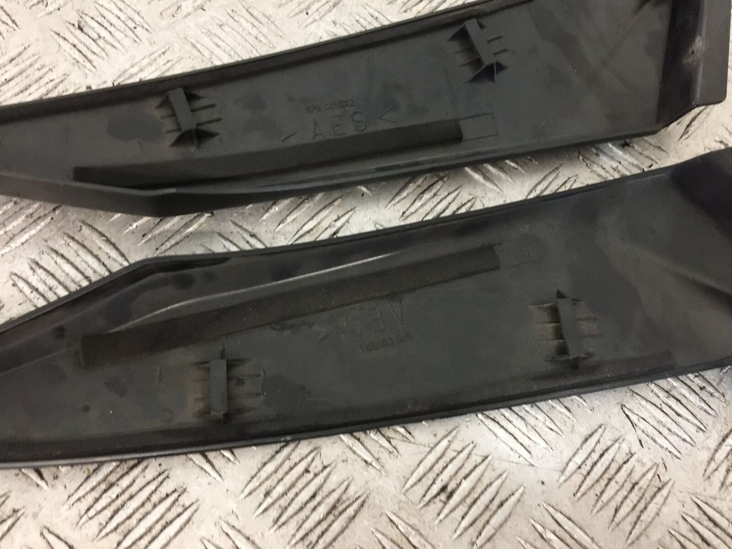 YAMAHA YZF R1 5PW LEFT AND RIGHT TANK INFILLS YEAR 2002-2003 (STOCK 899)