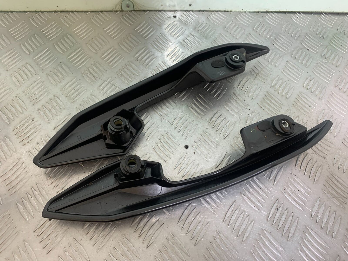 SUZUKI AN400 AN 400 BURGMAN GRAB RAILS YEAR 2017-2024 (CMB1118)