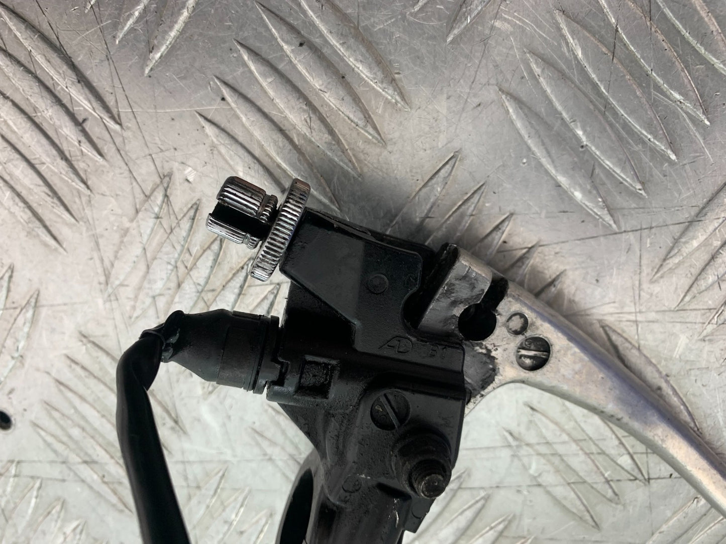 TRIUMPH 955i DAYTONA CLUTCH LEVER AND BRACKET YEAR 2002-2006 (CMB1229)