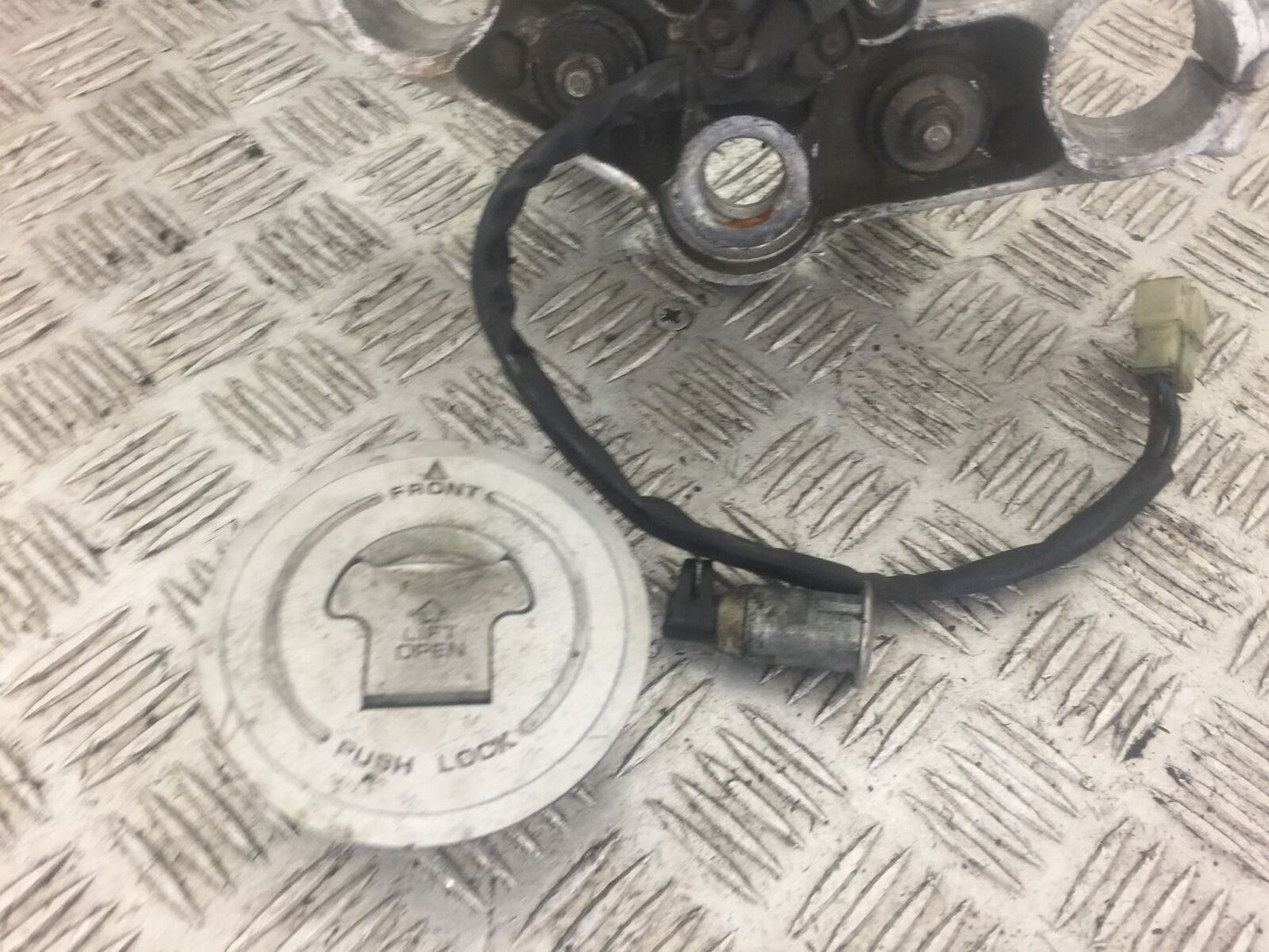 HONDA XL1000 VARADERO TOP YOKE LOCKS (NO KEY) YEAR 2000 (STOCK 343)