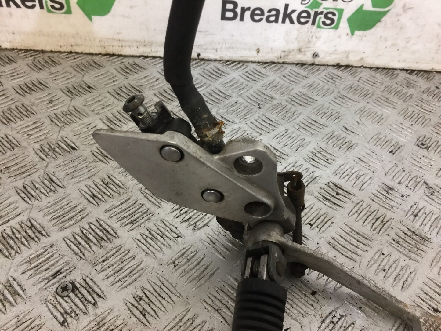 YAMAHA XJR1300 XJR 1300 FRONT RIGHT HANGER YEAR 1999-2005 (STOCK 708)