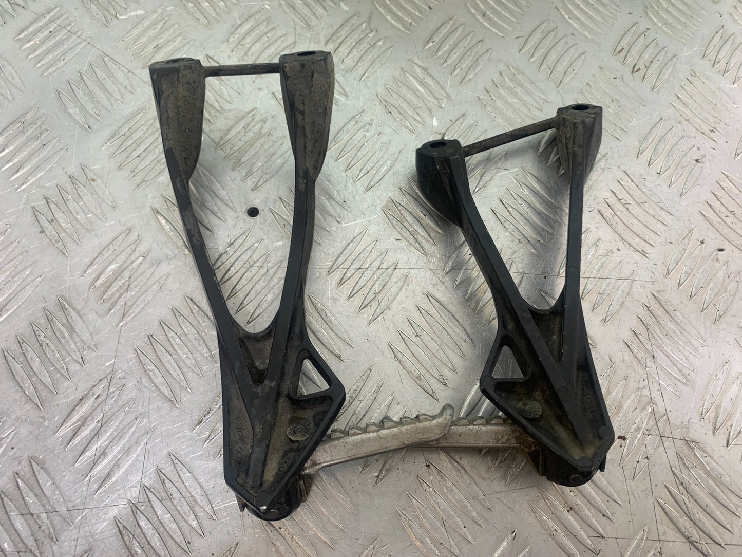 KAWASAKI ZX6R ZX6 R P7F P8F REAR HANGERS AND PEGS YEAR 2007-08 (CMB1165)