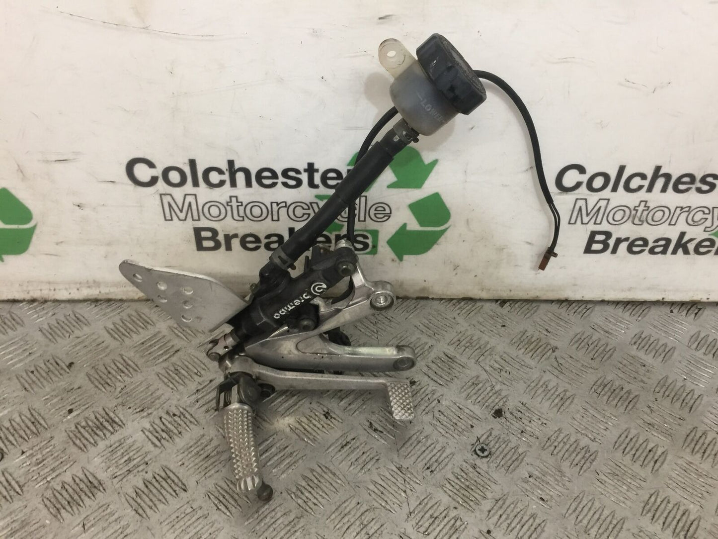YAMAHA R6 5EB FRONT RIGHT HANGER YEAR 1999-2002 (STOCK 757)