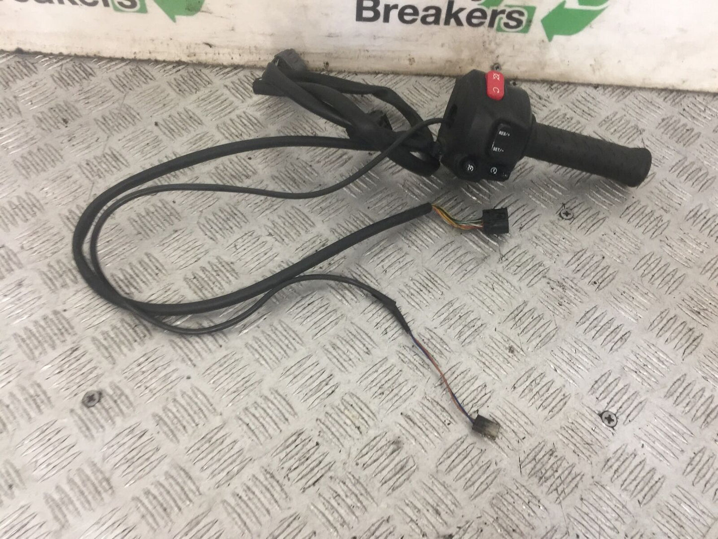 TRIUMPH TROPHY 1215 SE RIGHT SWITCH GEAR 2012-2017 (STOCK 870)