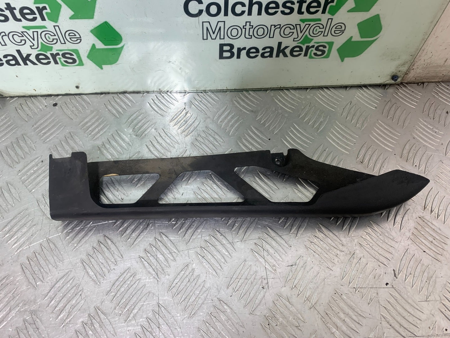 KAWASAKI GPZ600 GPZ 600 CHAIN GUARD YEAR 1988-90 (CMB1258)