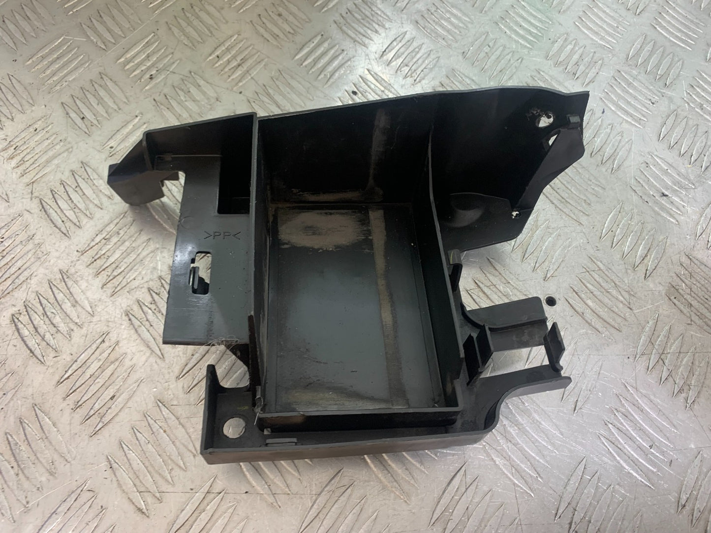 YAMAHA YZF R1 14 B BIG BANG BATTERY TRAY 2009-14 (CMB1175)