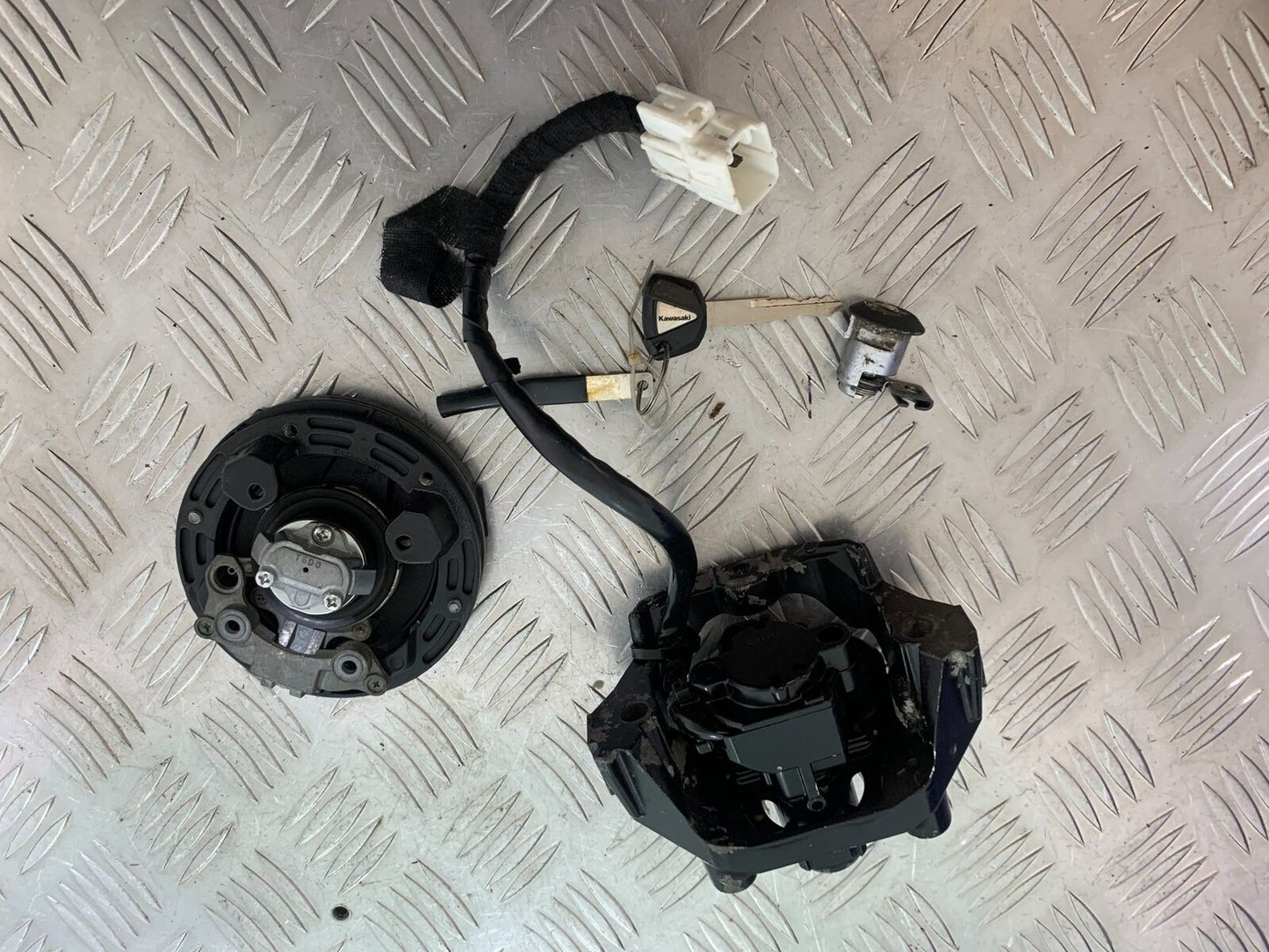 KAWASAKI NINJA 650 LOCKS AND KEY YEAR 2017-2019 (CMB1018)