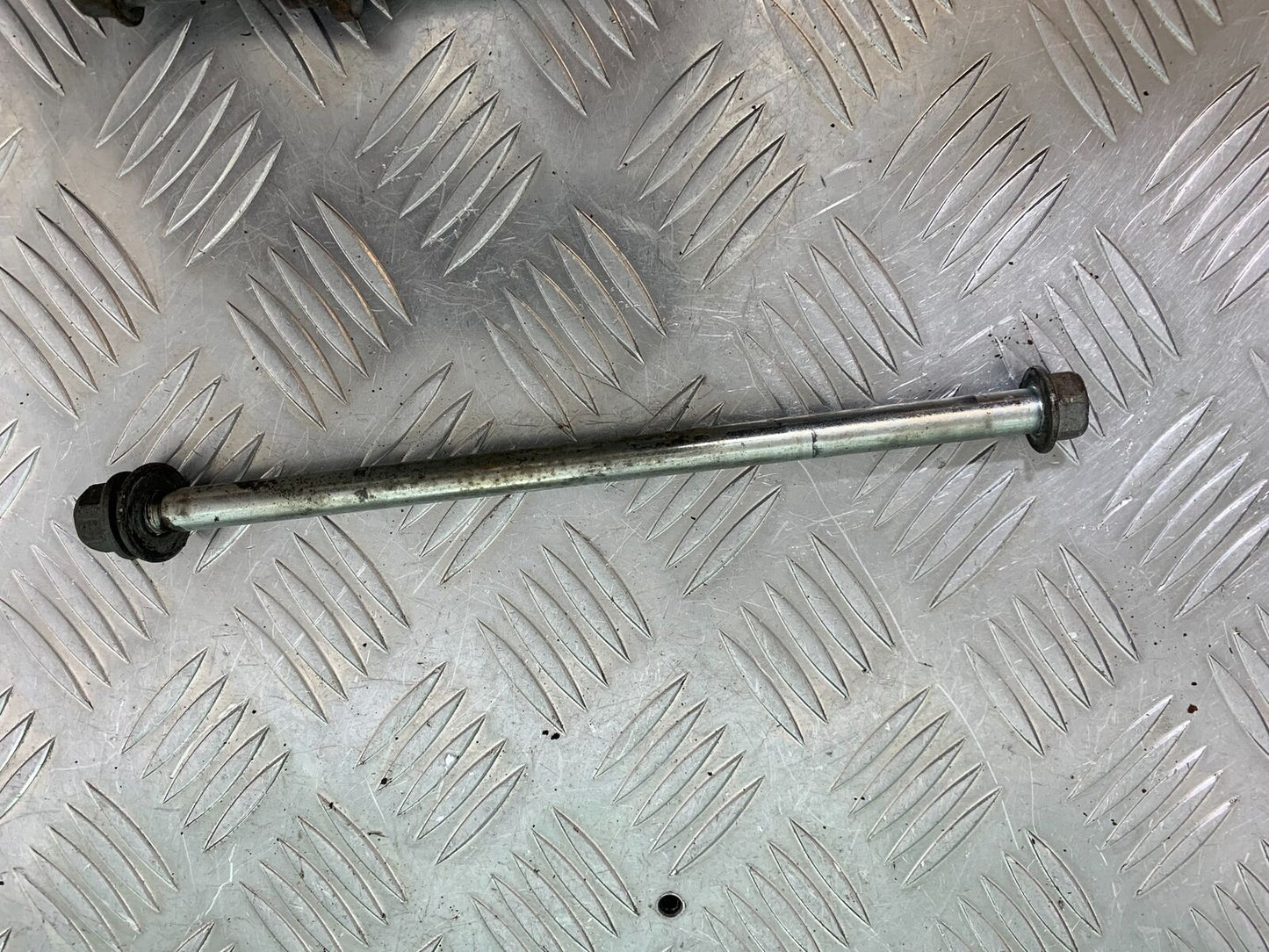 YAMAHA SR125 SR 125 SWINGARM SPINLDE YEAR 1996-2003 (CMB1021)