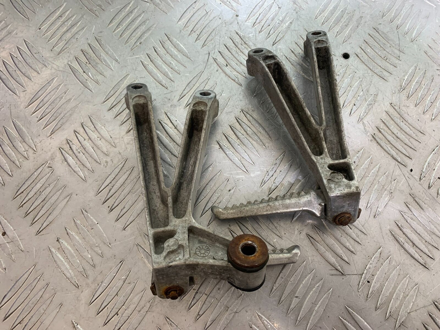 HONDA CBR 929 RRY FIREBLADE REAR HANGERS AND PEGS YEAR 2000-01 (CMB1094)