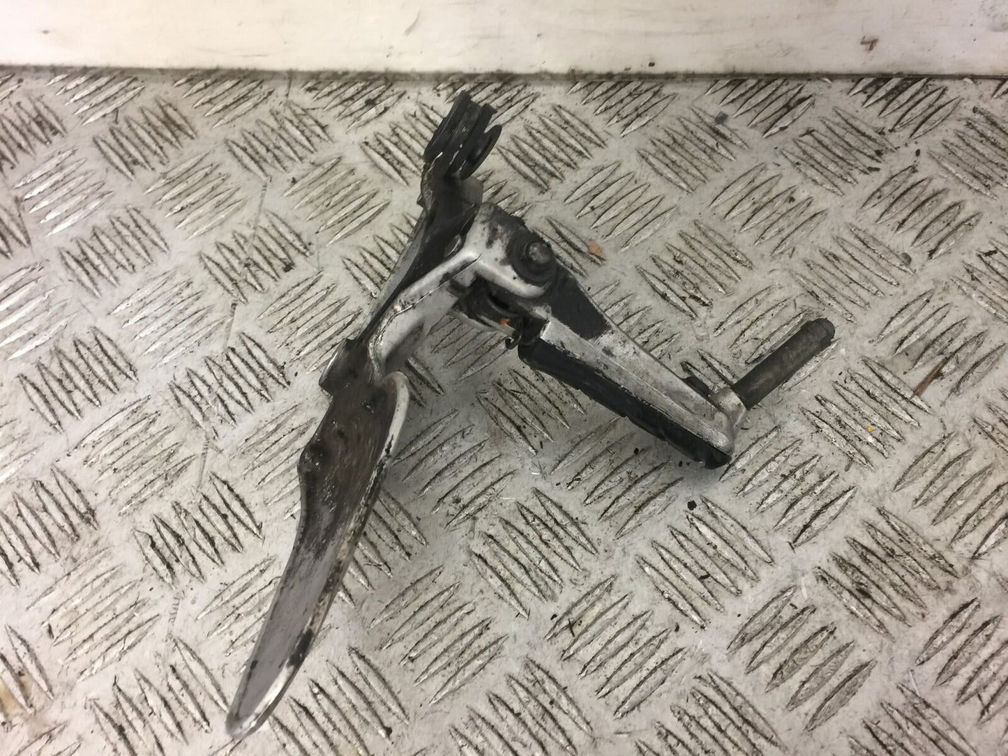 HONDA CBR1100 BLACKBIRD FRONT LEFT HANGER AND PEG YEAR 2001 (STOCK 390)