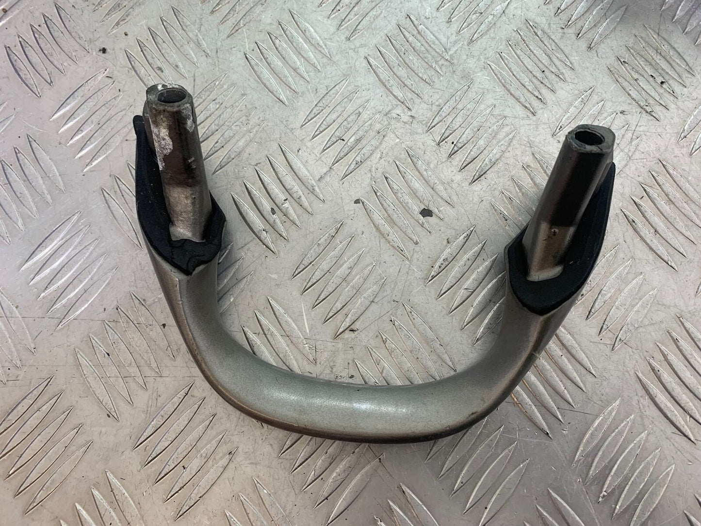HONDA CB600 CB 600 HORNET GRAB RAIL YEAR 1998 -2002 (CMB1126)