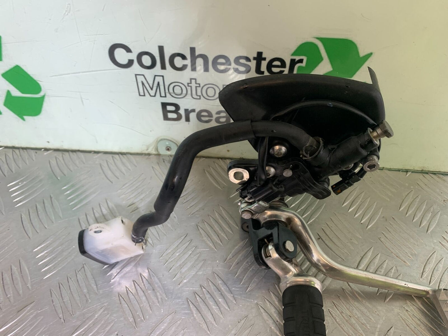 TRIUMPH BONNEVILLE T100 FRONT RIGHT HANGER YEAR 2017-2021 (CMB1084)