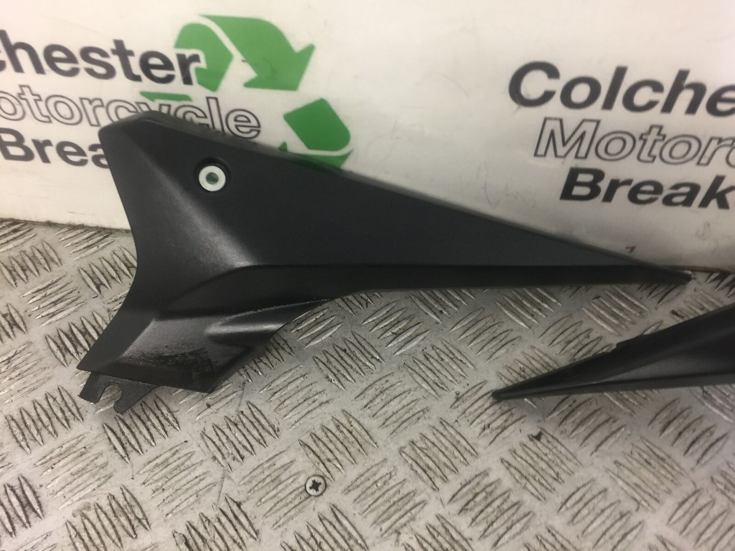 YAMAHA XJ6 XJ6-S LEFT AND RIGHT SIDE INFILLS YEAR 2010 (STOCK 383)