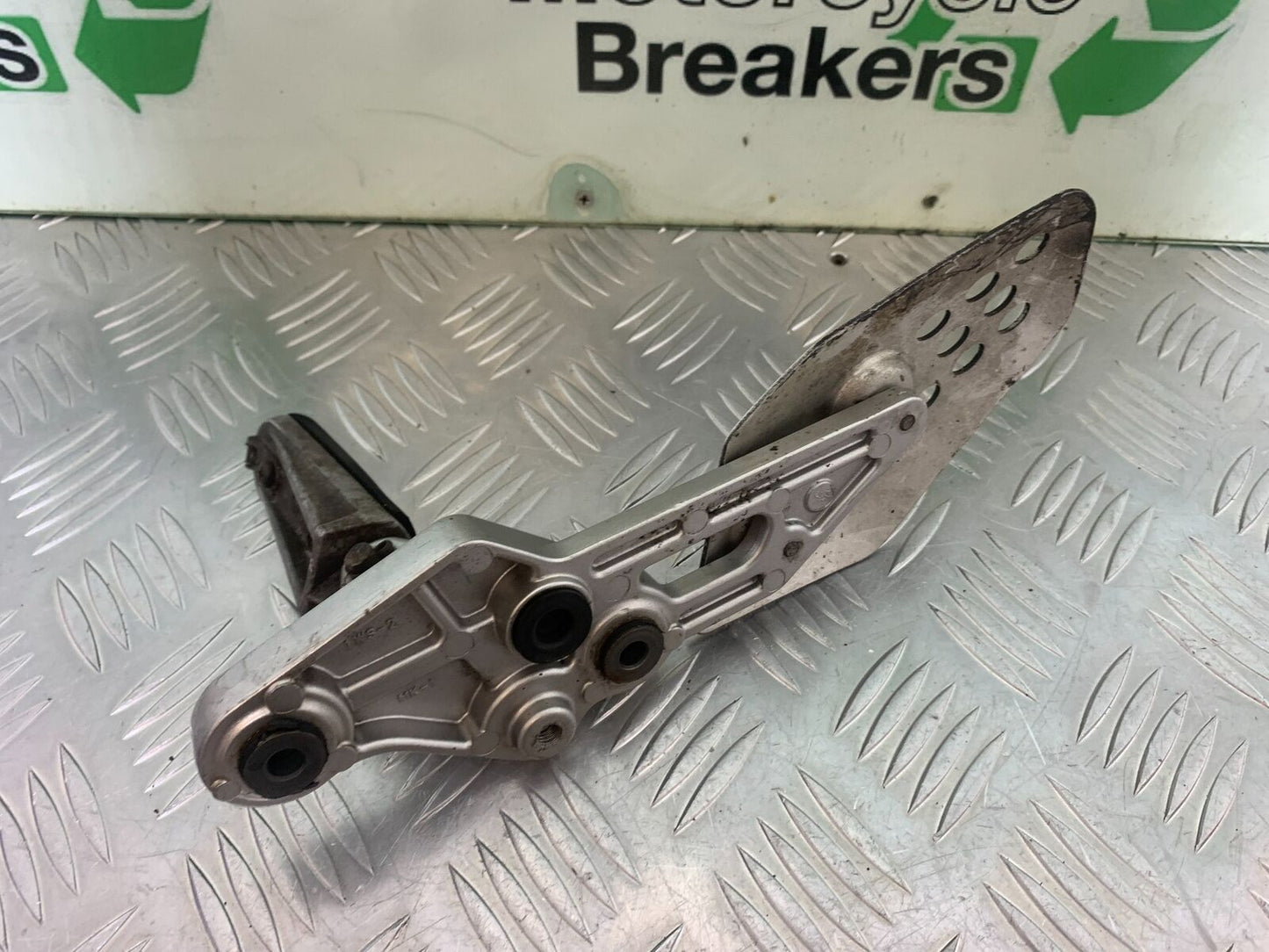 YAMAHA MT07 MT-07 FRONT LEFT HANGER YEAR 2014 (STOCK 995)